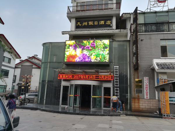 戶外P5全彩顯示屏交付使用，效果絕對(duì)沒(méi)得說(shuō)